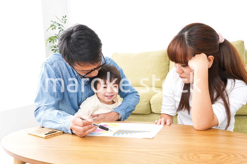 家族会議をする若い夫婦