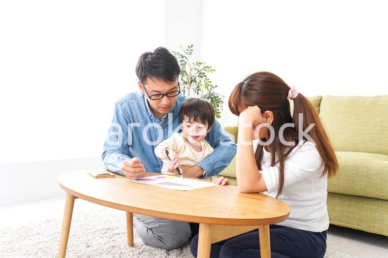 家族会議をする若い夫婦