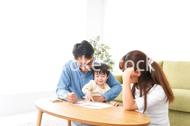 家族会議をする若い夫婦