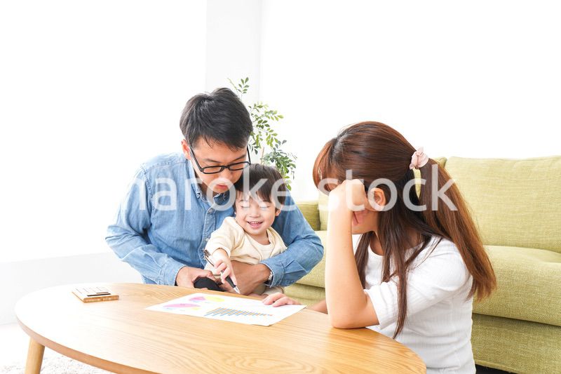 家族会議をする若い夫婦