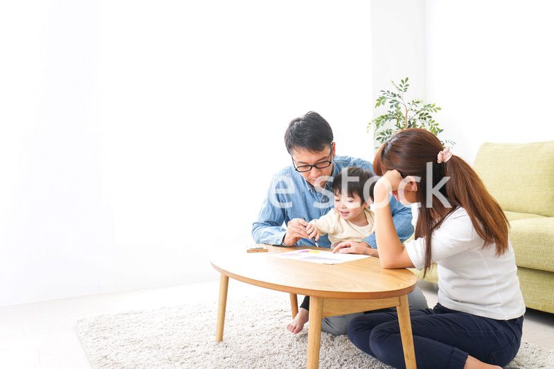 家族会議をする若い夫婦