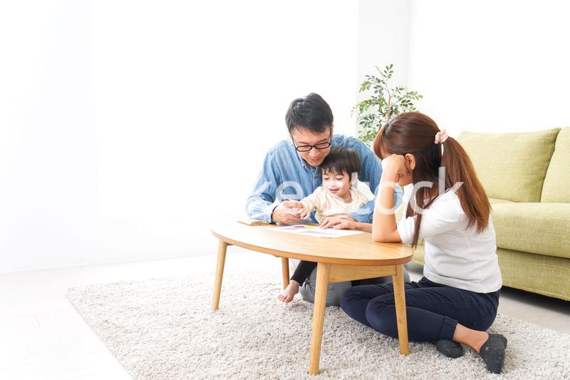 家族会議をする若い夫婦