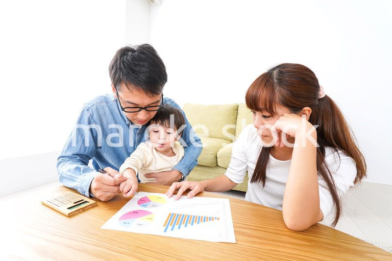 家族会議をする若い夫婦