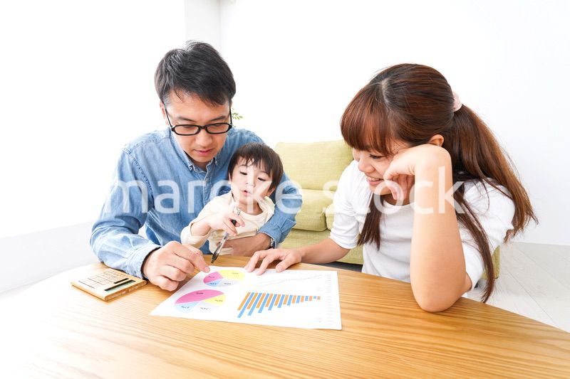 家族会議をする若い夫婦