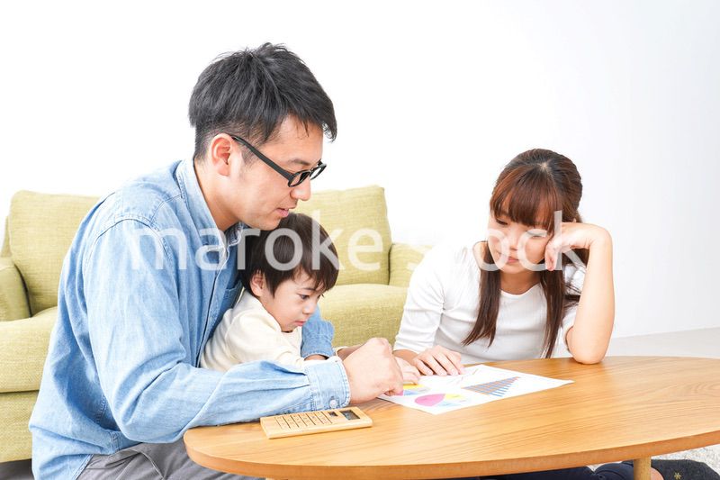 家族会議をする若い夫婦