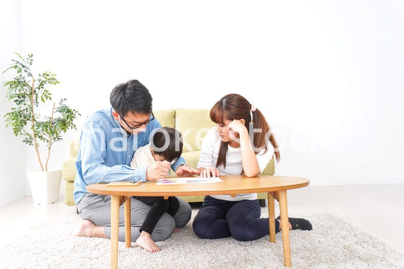 家族会議をする若い夫婦