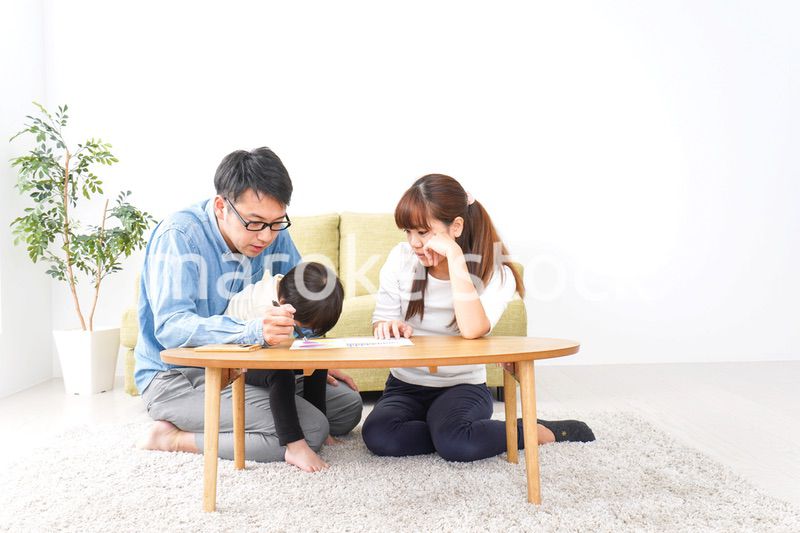 家族会議をする若い夫婦