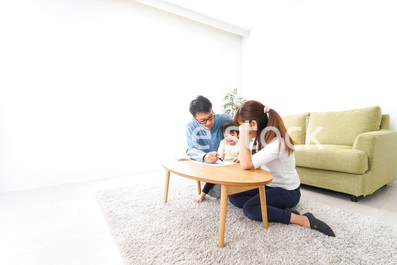 家族会議をする若い夫婦