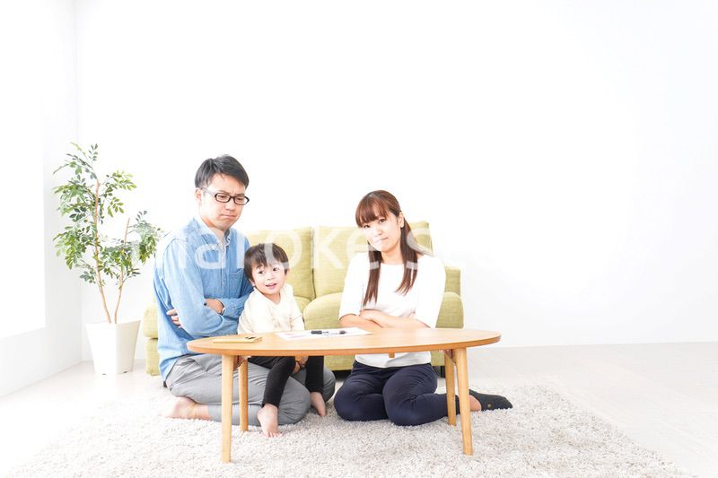 家族会議をする若い夫婦