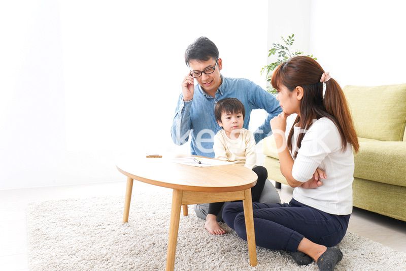 家族会議をする若い夫婦