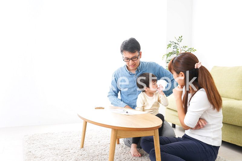 家族会議をする若い夫婦