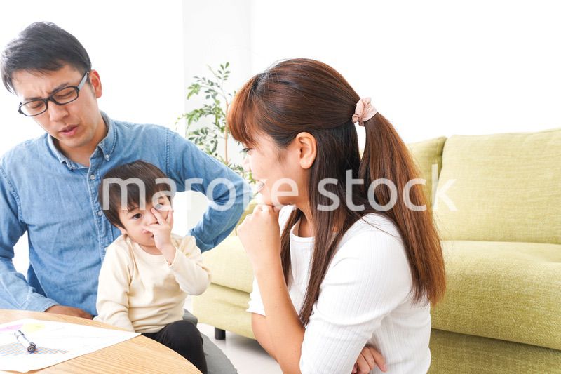 家族会議をする若い夫婦