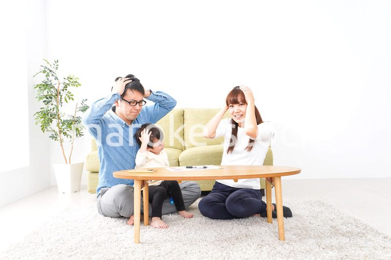 家族会議をする若い夫婦