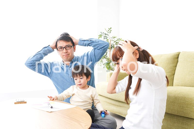 家族会議をする若い夫婦