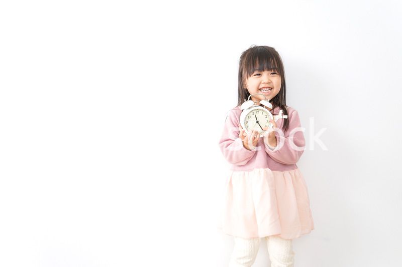 時計を持つ子供