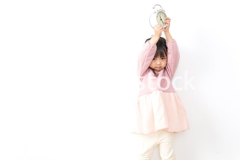 時計を持つ子供
