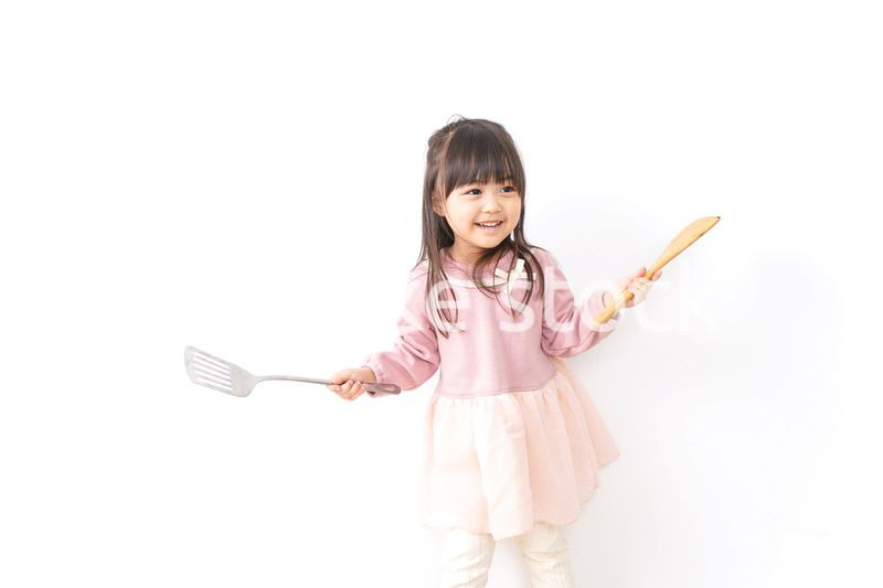 料理をする子供