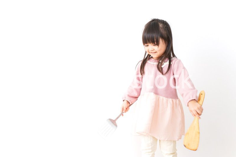 料理をする子供