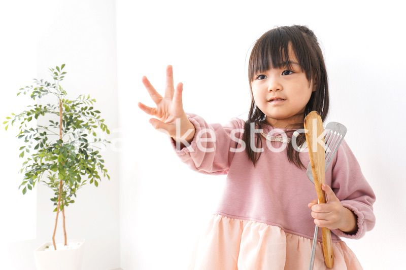 料理をする子供