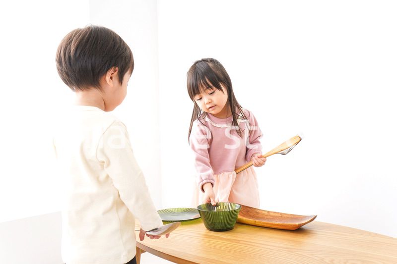 おままごとをする子どもたち