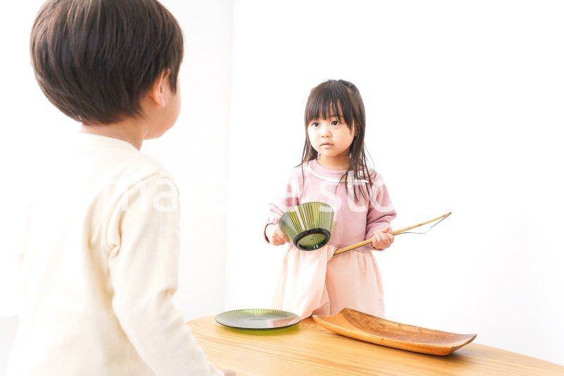 おままごとをする子どもたち