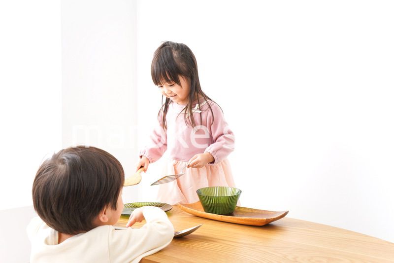おままごとをする子どもたち