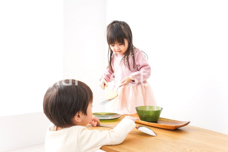 おままごとをする子どもたち