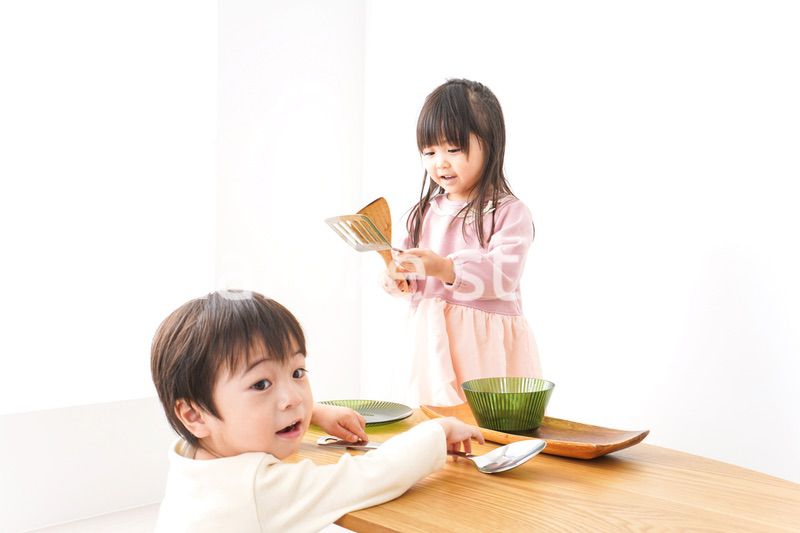 おままごとをする子どもたち