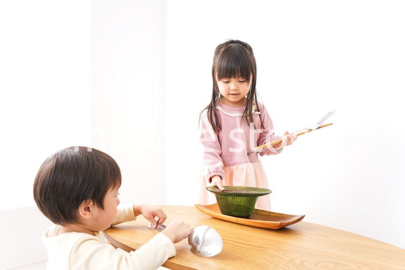 おままごとをする子どもたち