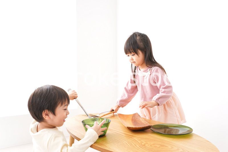 おままごとをする子どもたち