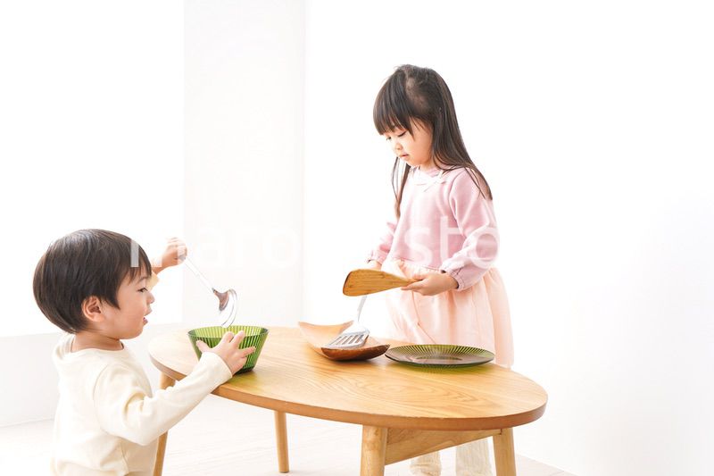 おままごとをする子どもたち