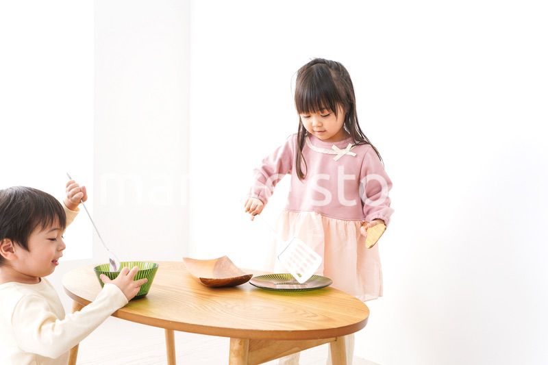 おままごとをする子どもたち