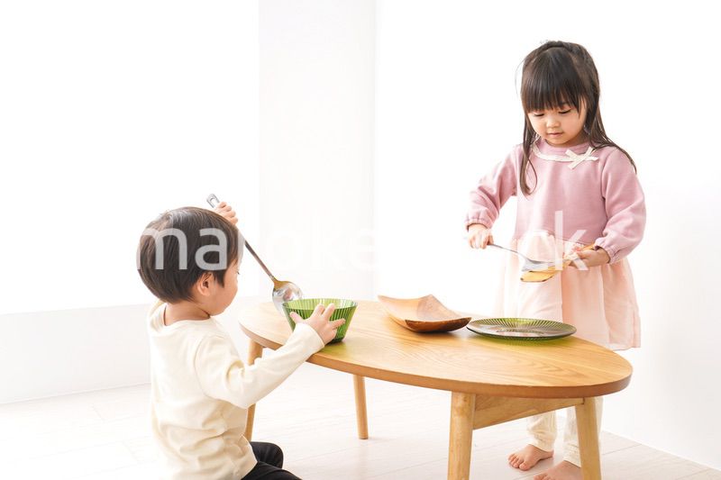 おままごとをする子どもたち