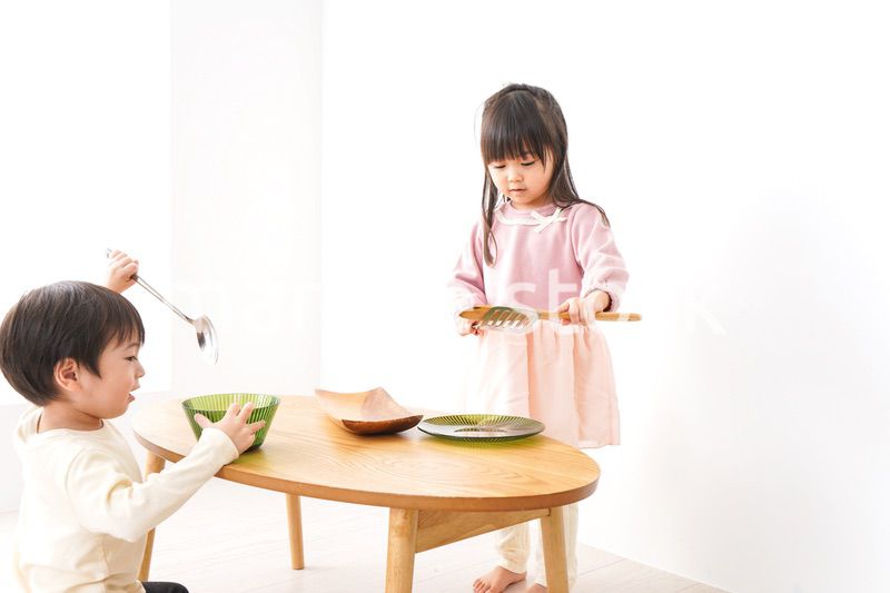 おままごとをする子どもたち