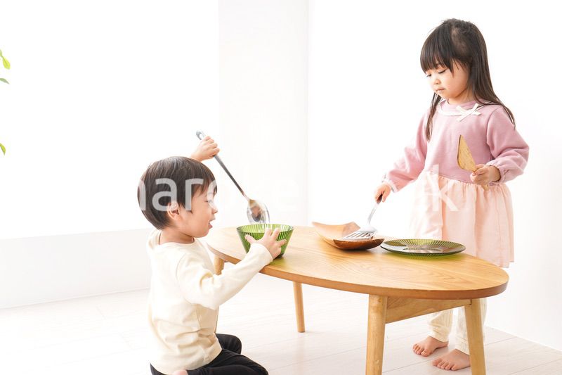 おままごとをする子どもたち