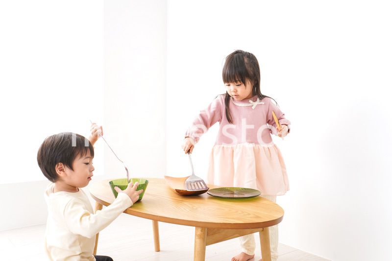 おままごとをする子どもたち