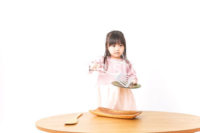 料理をする子供