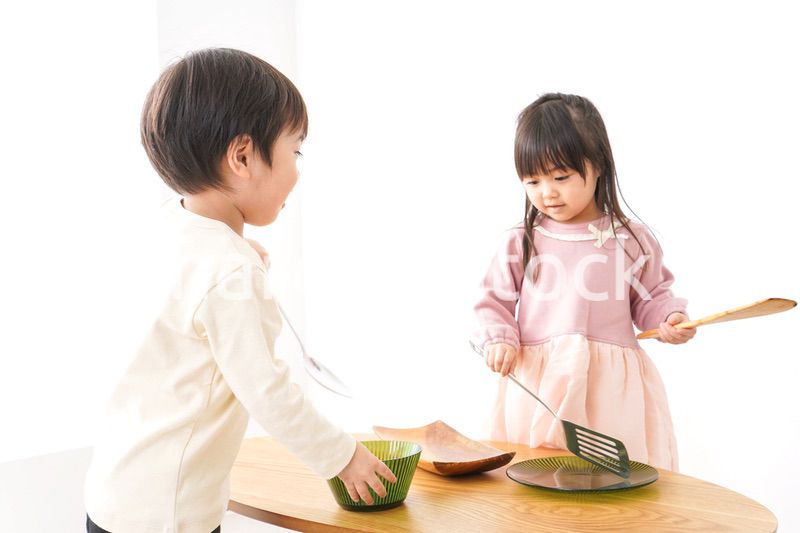 おままごとをする子どもたち