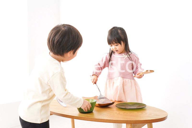 おままごとをする子どもたち