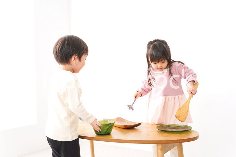 おままごとをする子どもたち