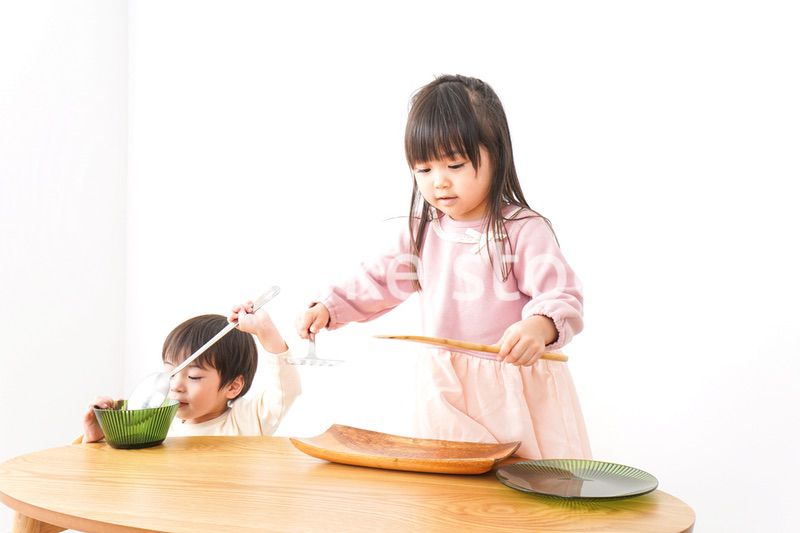 おままごとをする子どもたち