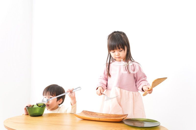 おままごとをする子どもたち