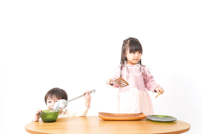 おままごとをする子どもたち