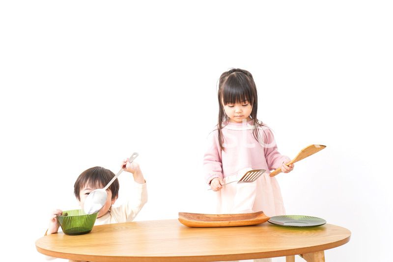 おままごとをする子どもたち