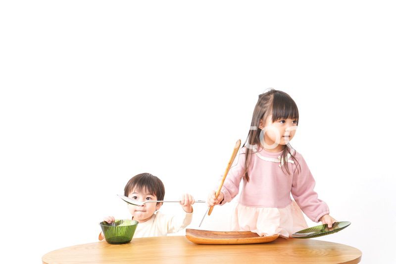 おままごとをする子どもたち