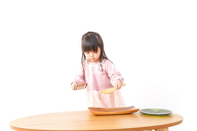 料理をする子供