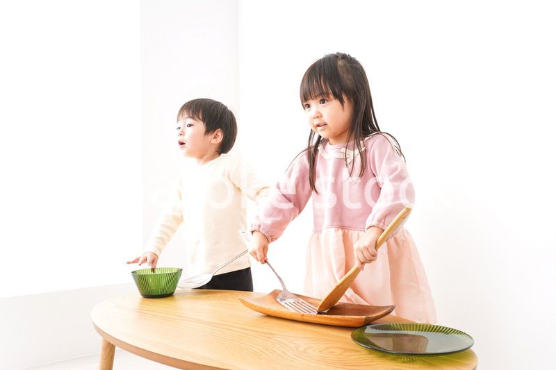 おままごとをする子どもたち