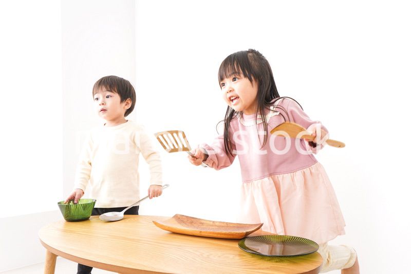 おままごとをする子どもたち