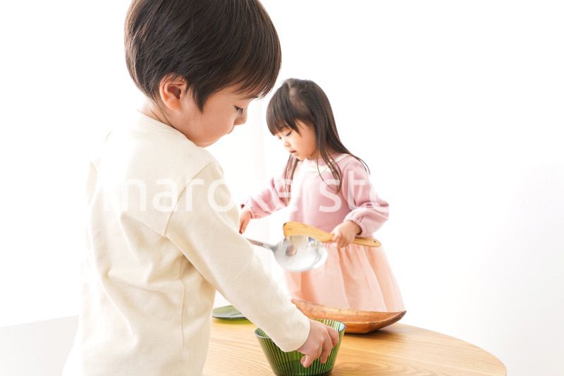 おままごとをする子どもたち