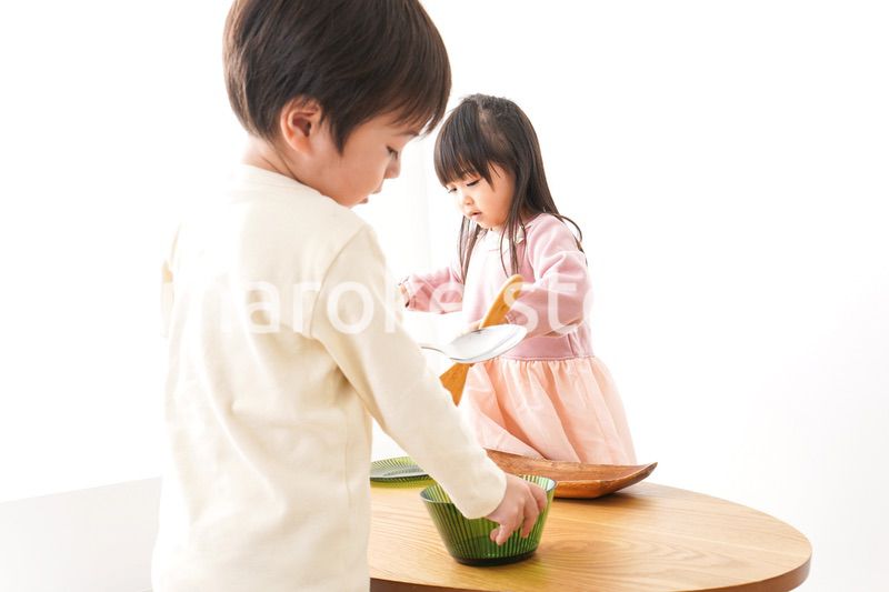 おままごとをする子どもたち